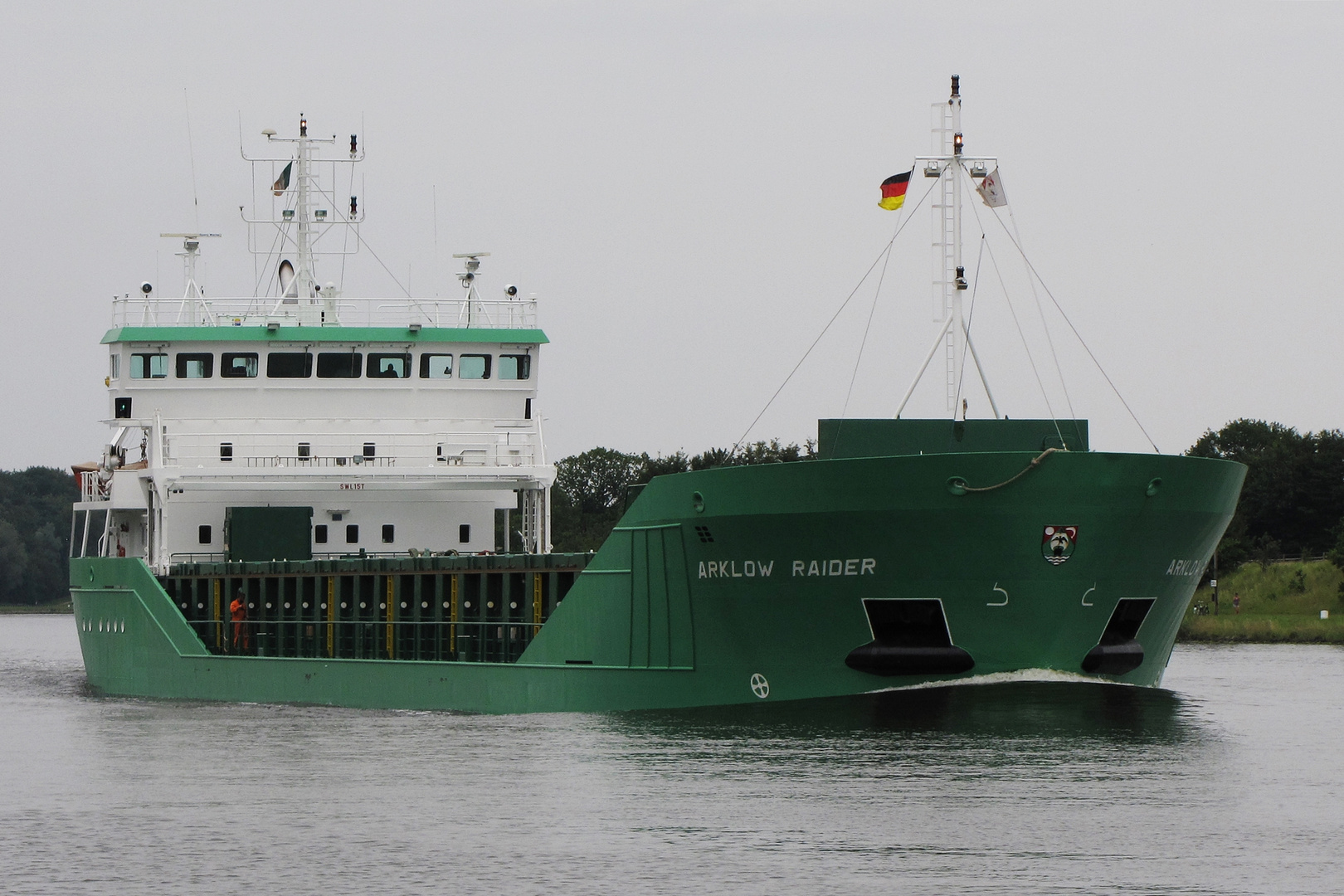 ein Frachtschiff, irisch-grün 