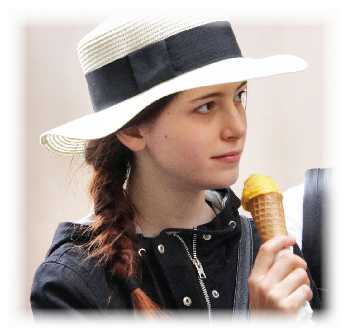 Ein Fräulein mit Eis.
