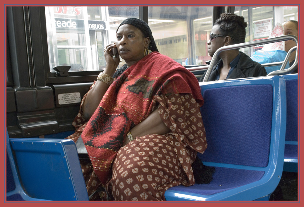 Ein Frau am Telefon in einem Bus in New York