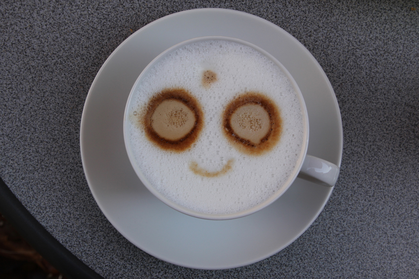 Ein freundlicher Milchkaffee