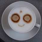 Ein freundlicher Milchkaffee