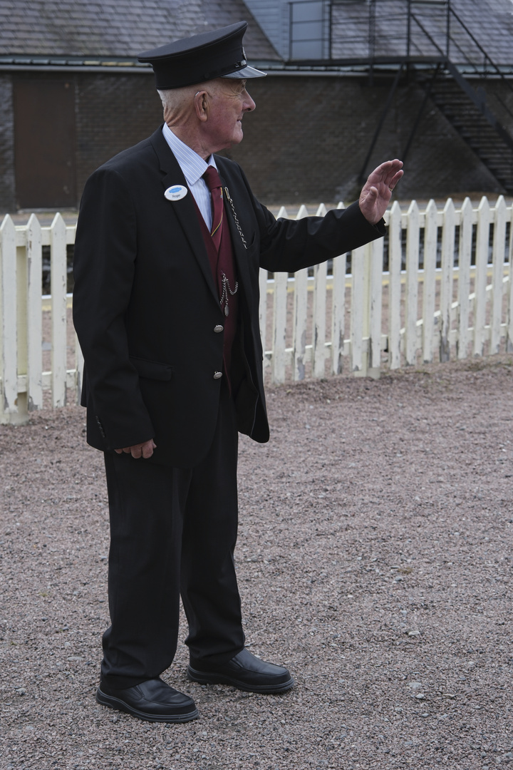 Ein freundlicher Schaffner der Strathspey Railway