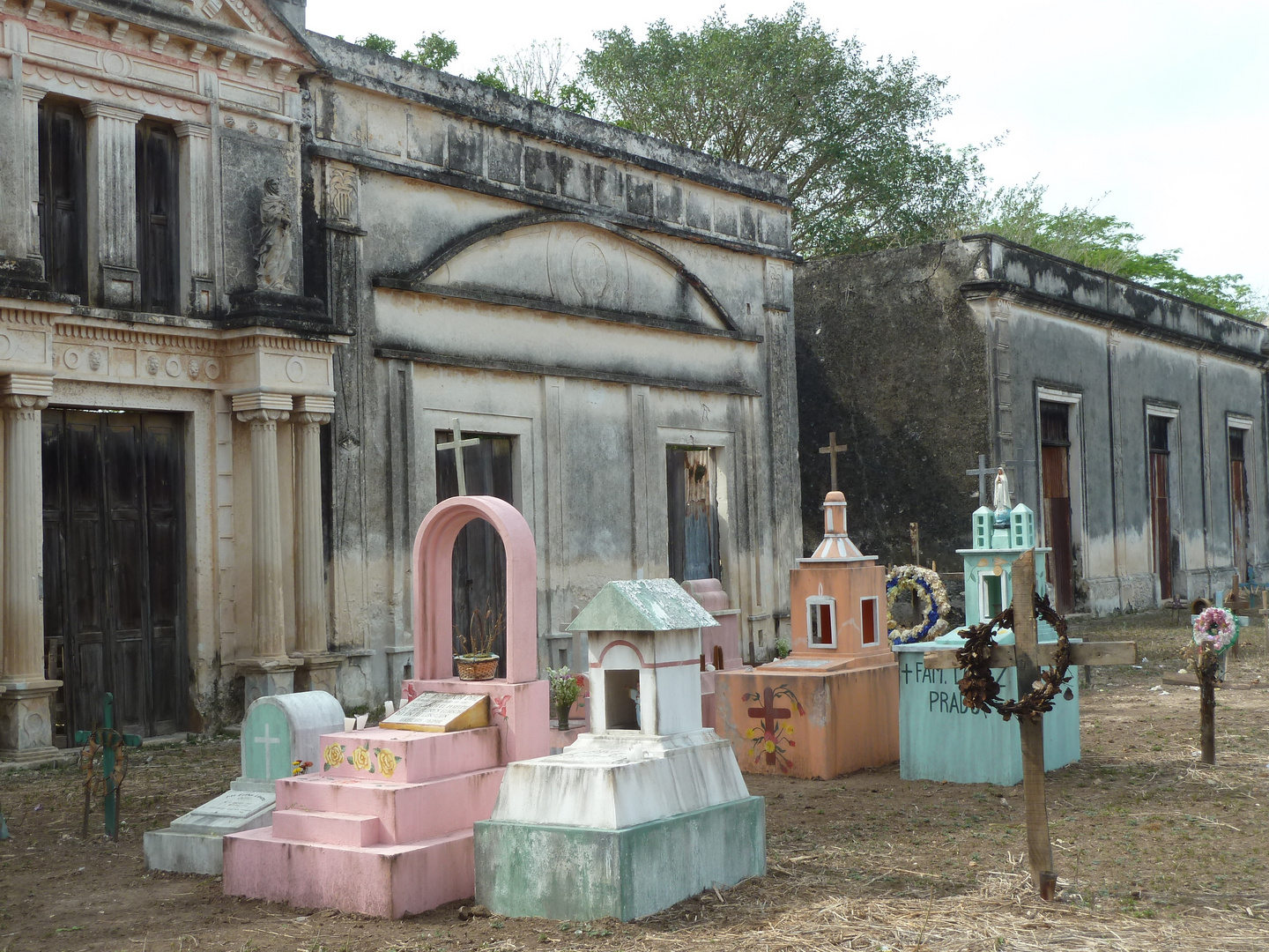 Ein Friedhof bei einer früheren Sisalfabrik.