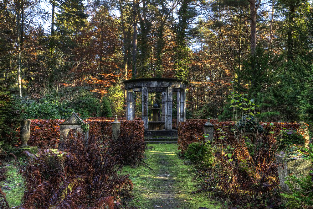 Ein Friedhof im Herbst / HDR