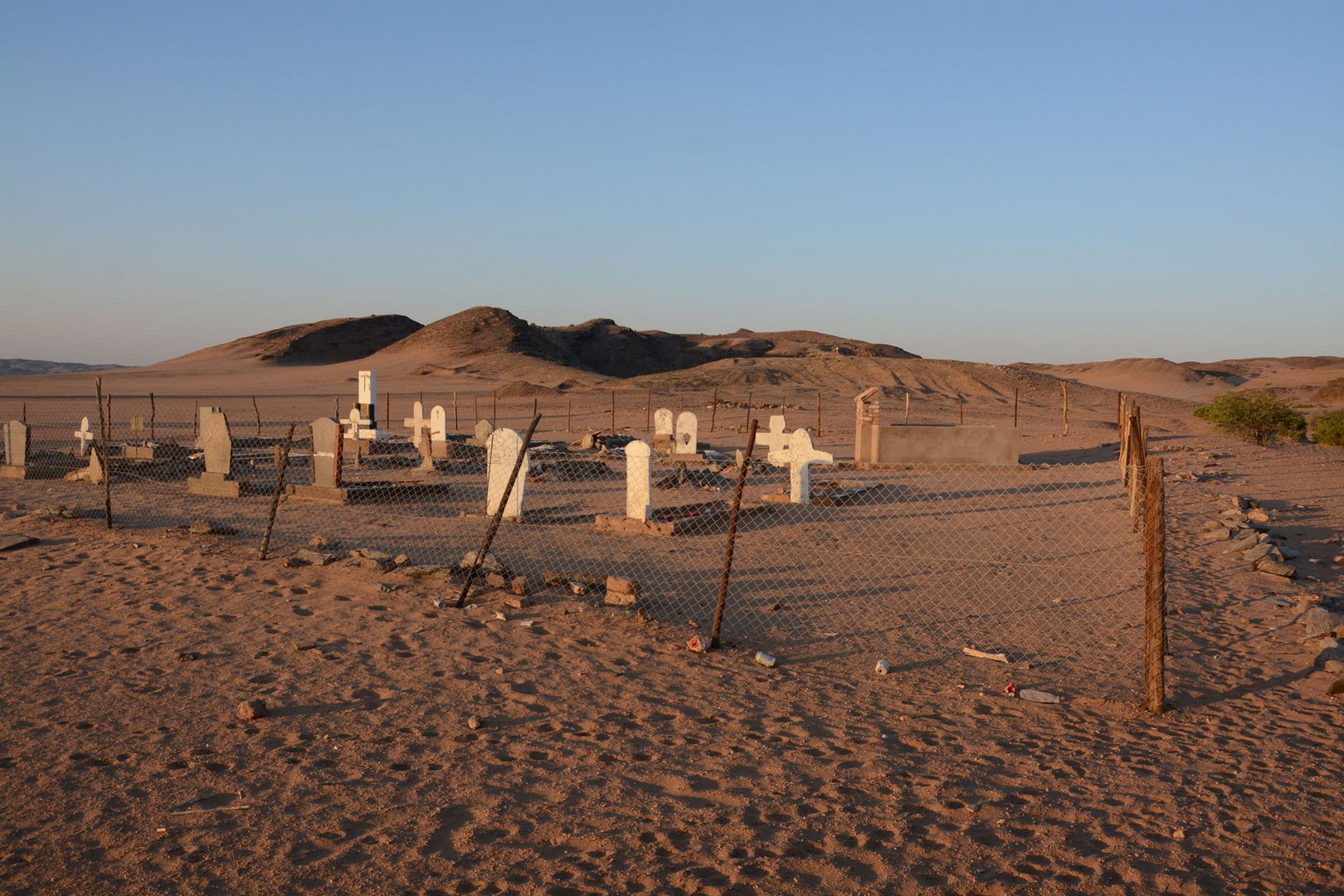 Ein Friedhof im Wüstensand