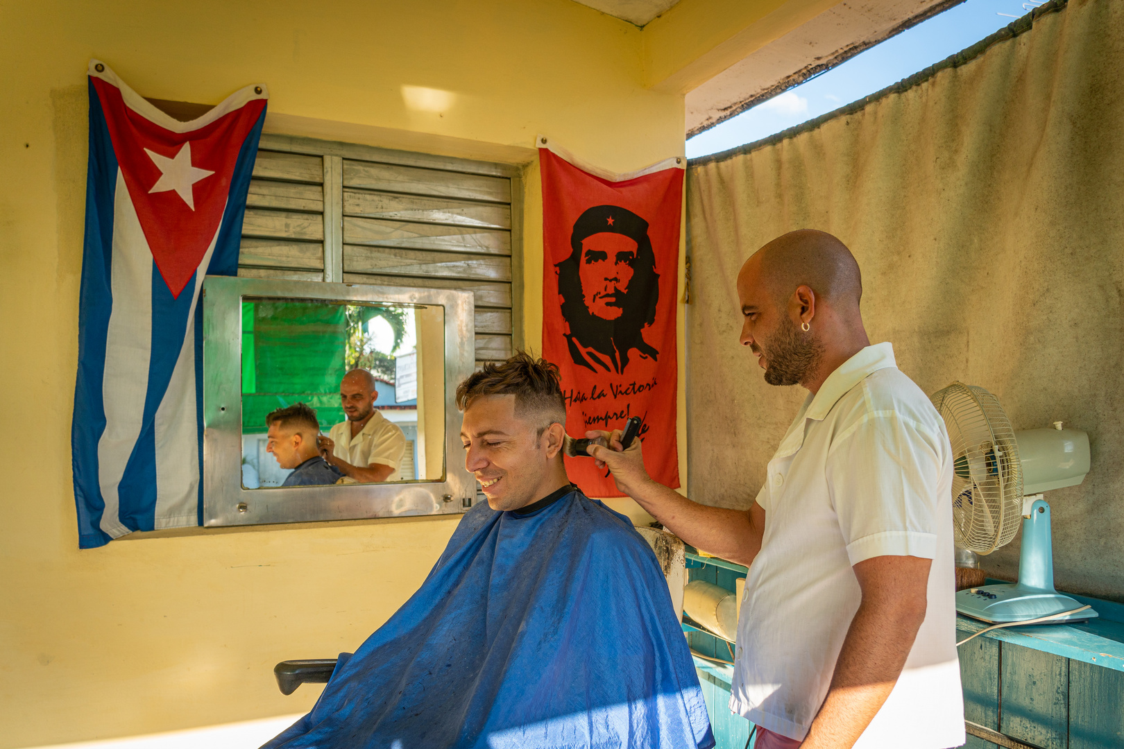 Ein Friseur auf Cuba bei seiner Arbeit...