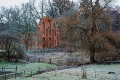 EIN FRÜHERER WINTER UND DIE RUINE IM WALDE