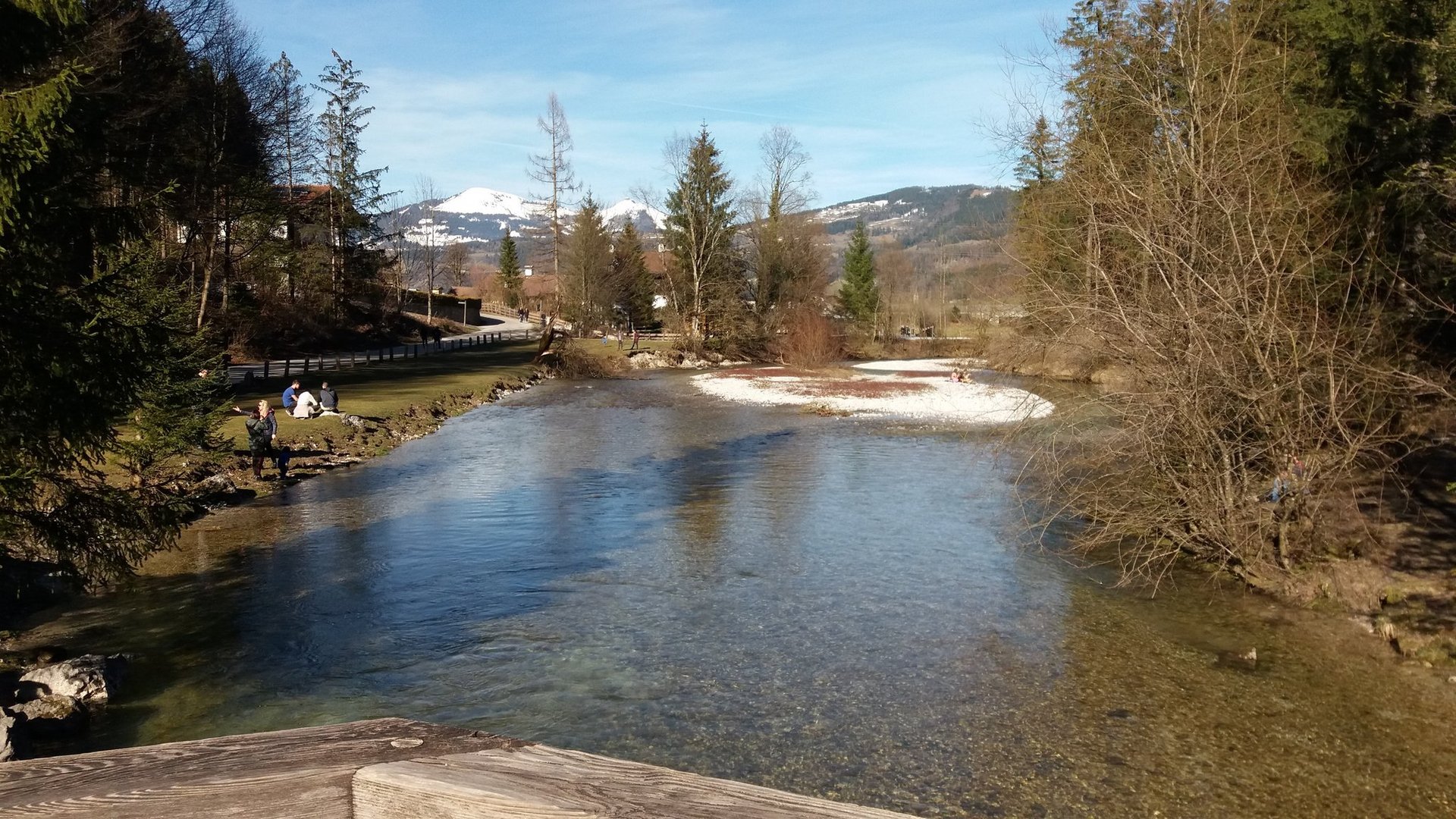 Ein Frühlingstag den viele genießen im Bluntautal. 