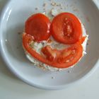 Ein Frühstücksbrot mit Frischkäse und Tomaten