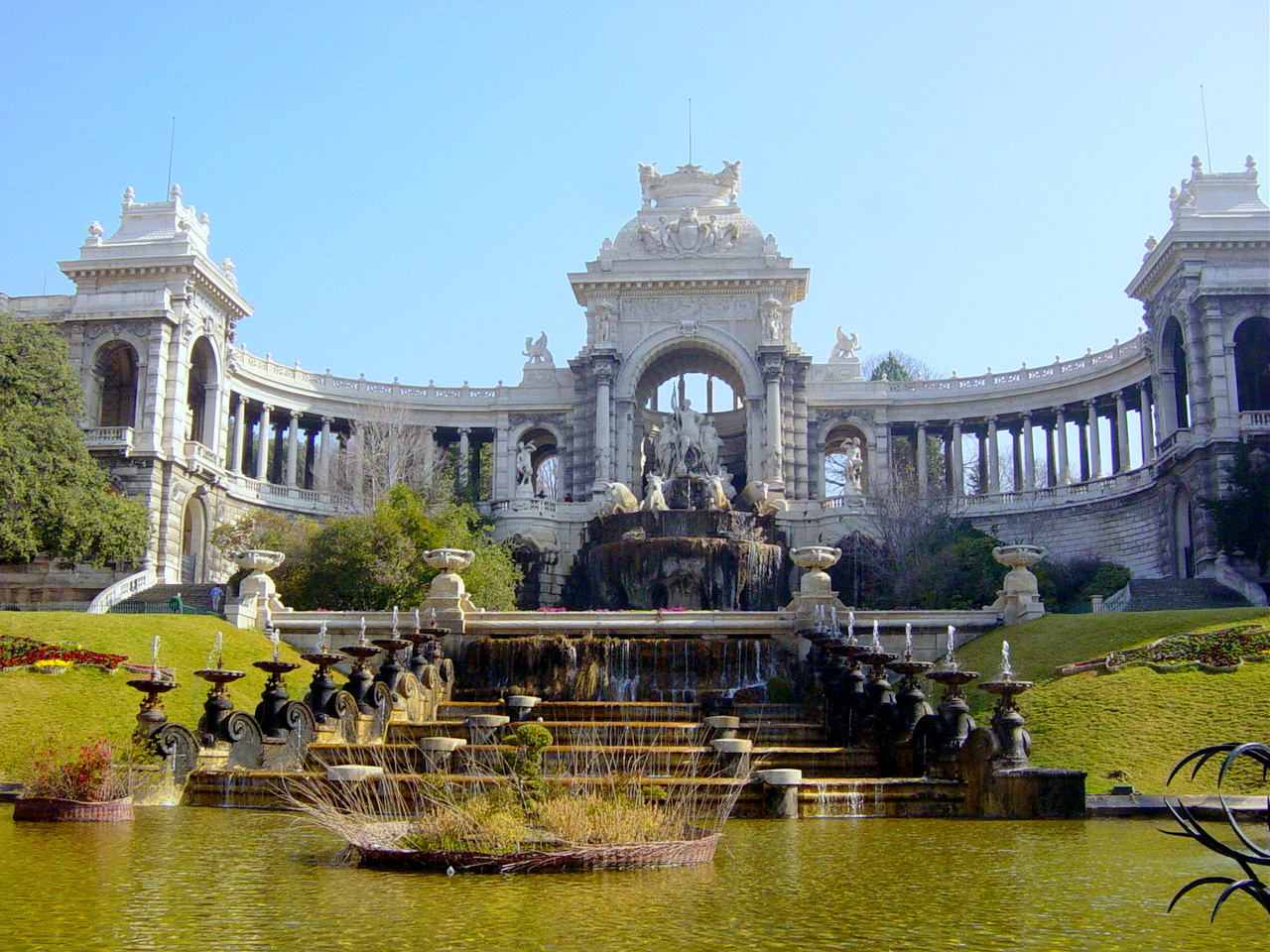 Ein fürstliches Palais ? Nein,"nur"das Wasserwerk von Marseille....!