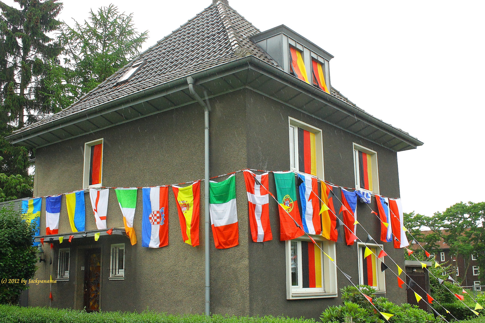 Ein Fußballfan zeigt Europas Topteams Flagge