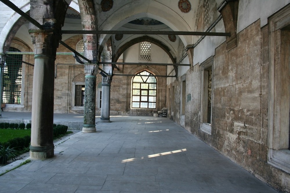 ein Gang in einer Moschee