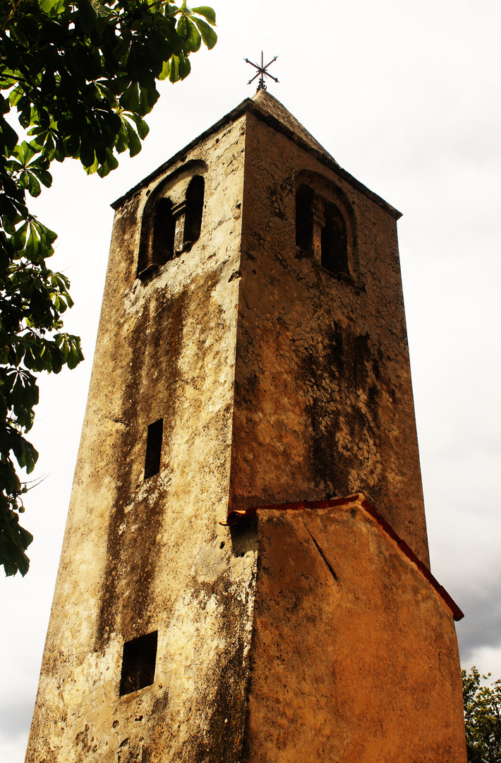 ein ganz alter Kirchturm leider ohne Inschrift in Istrien 