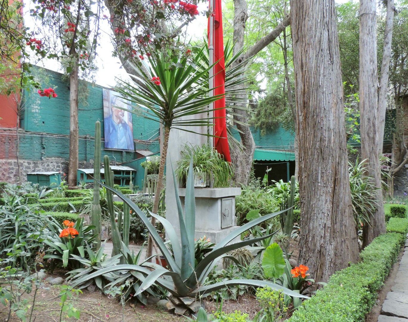 Ein Garten mit hohen Mauern für León Trotsky und Natalia Sedova in Mexiko