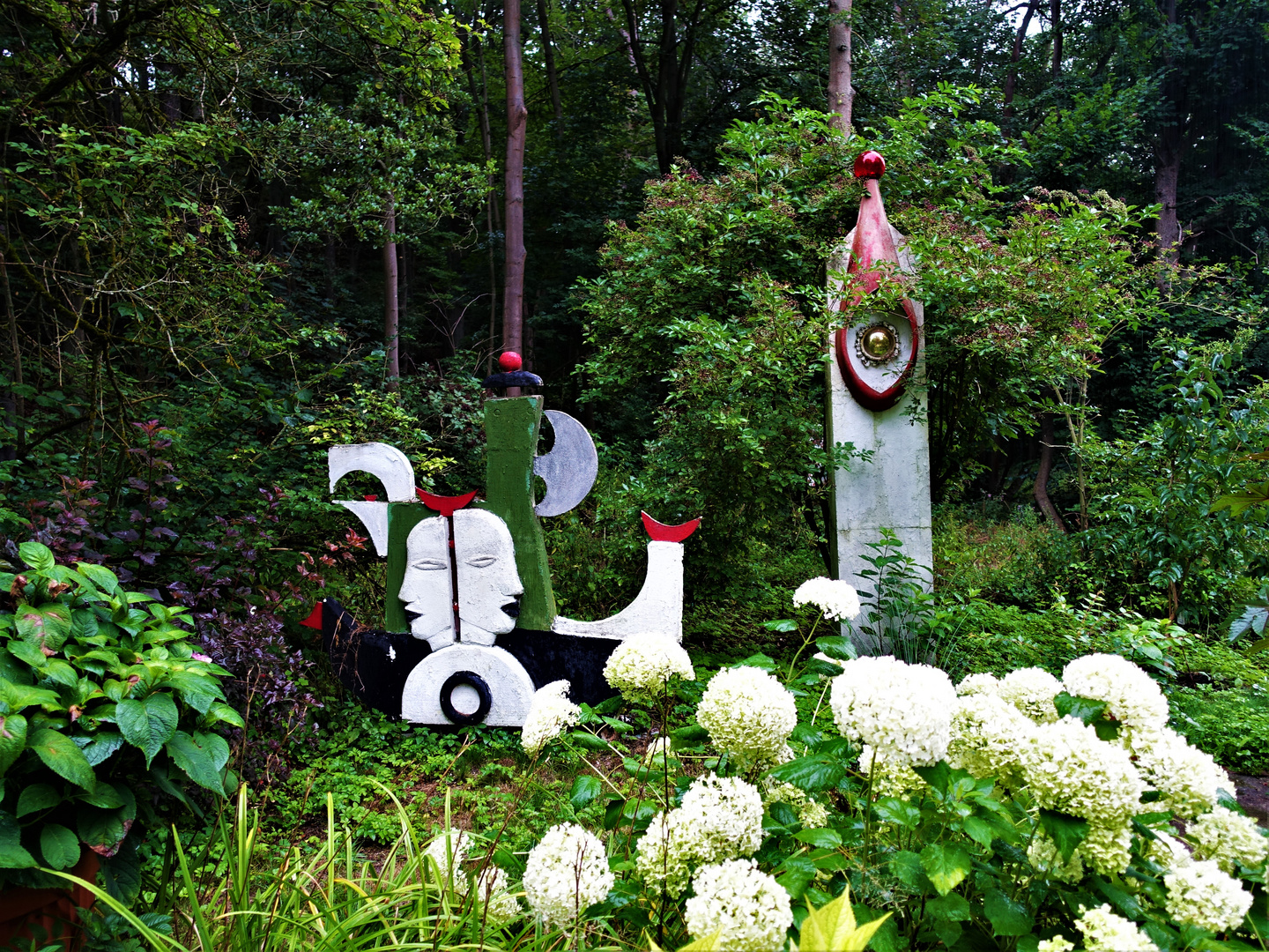 ein Garten mit Kunst