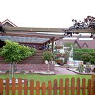 ein Garten mit überdachter Terrasse