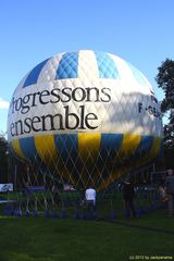 Ein Gasballon wird für die Fahrt am späten Abend startklar gemacht