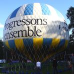 Ein Gasballon wird für die Fahrt am späten Abend startklar gemacht