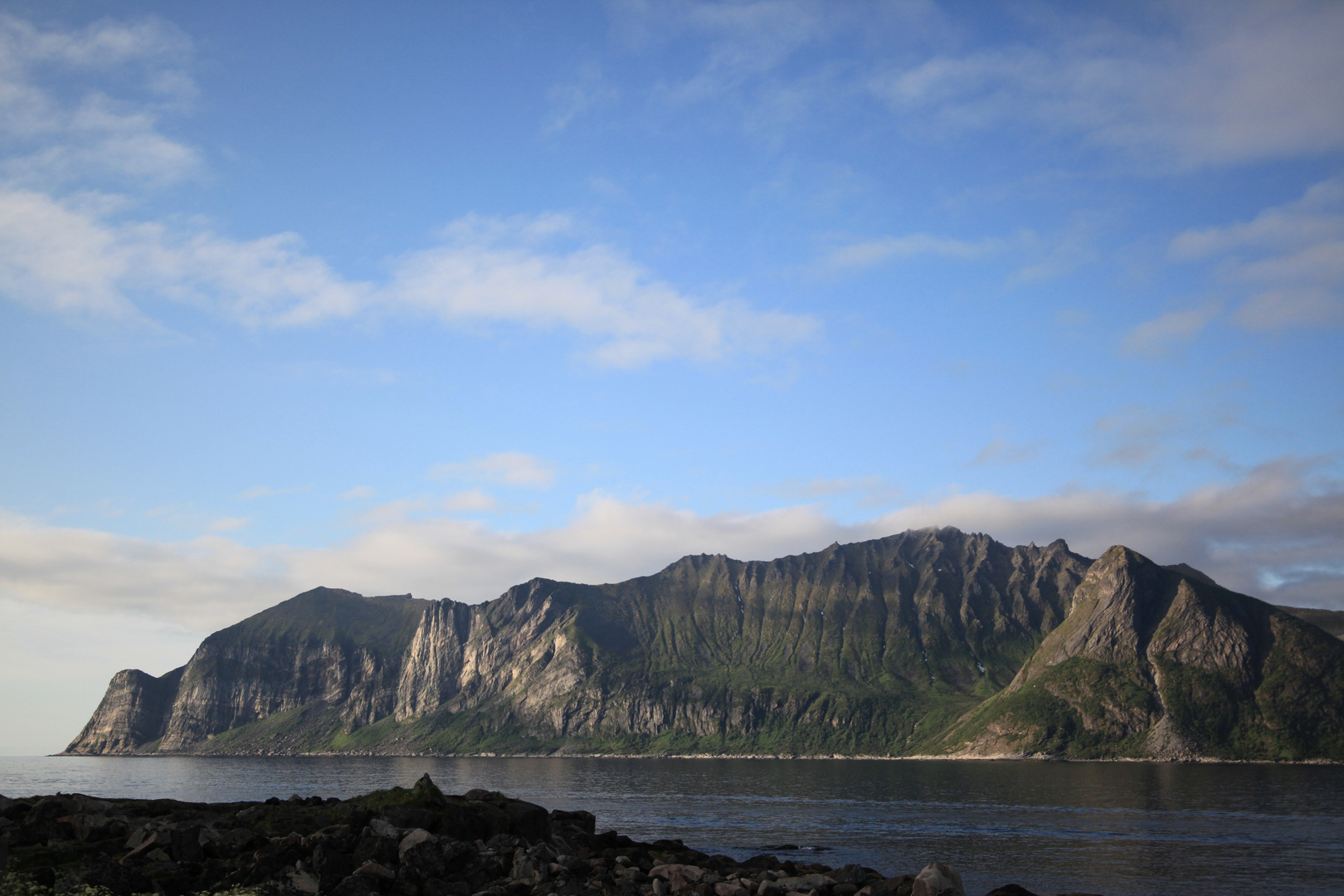 Ein Gebirge auf Insel Sanja 