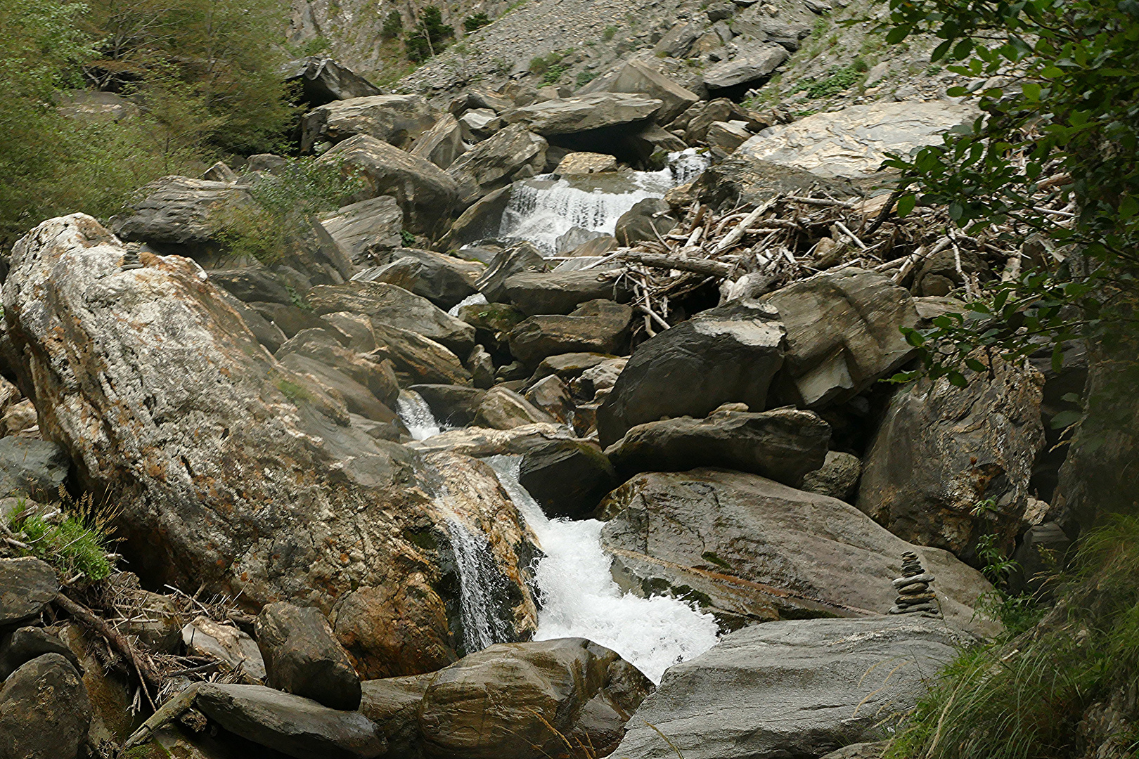 Ein Gebirgsbach, Wasser, Gestein und Holz 