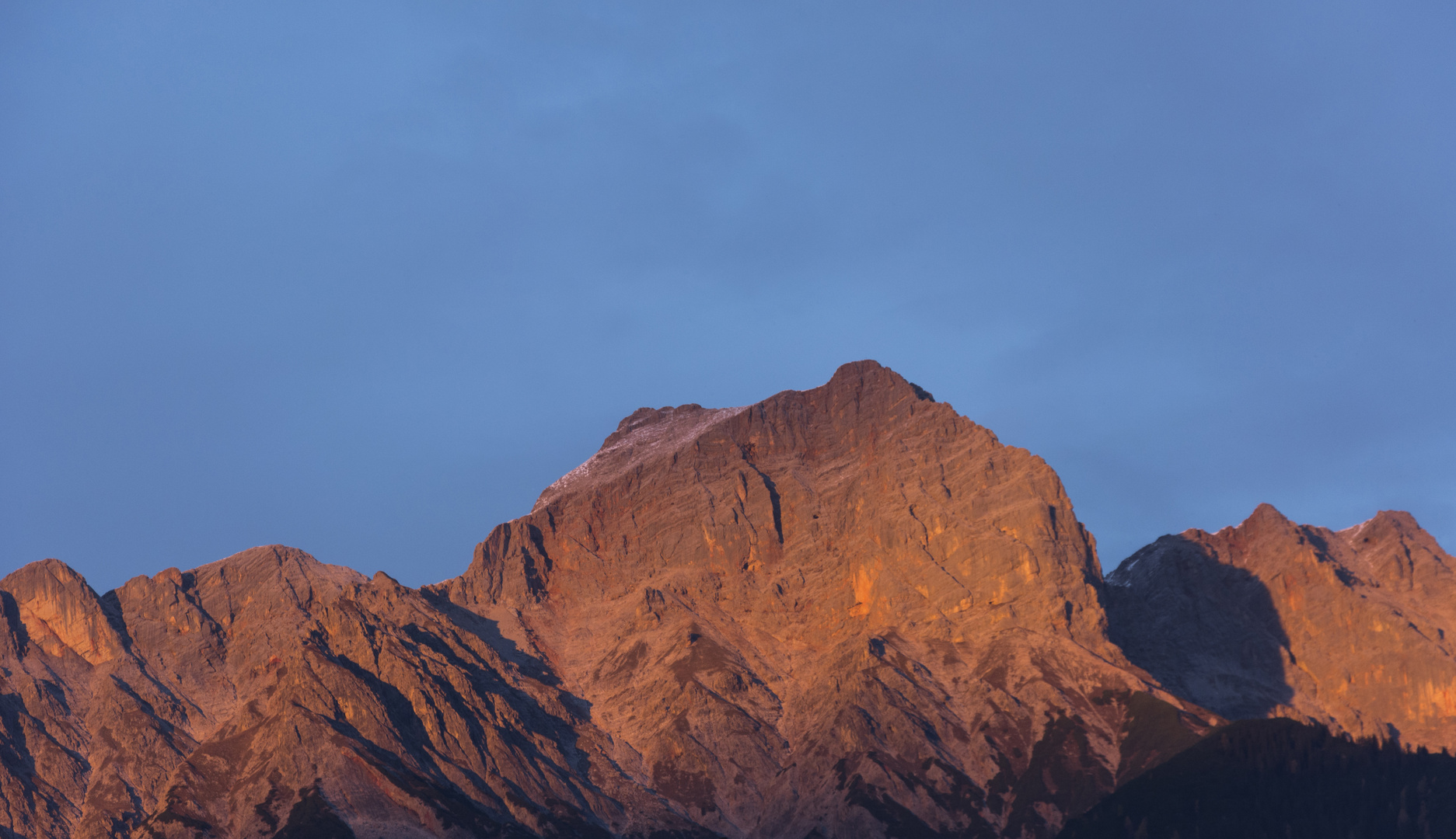 Ein Gebirgszug im Abendlicht