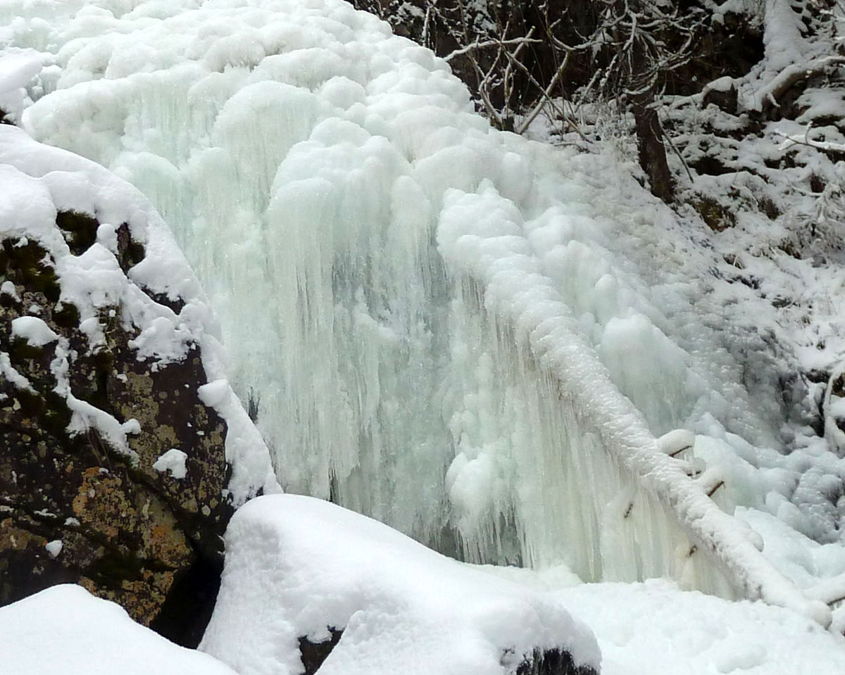 Ein gefrorener Wasserfall (Eis und Wasser)