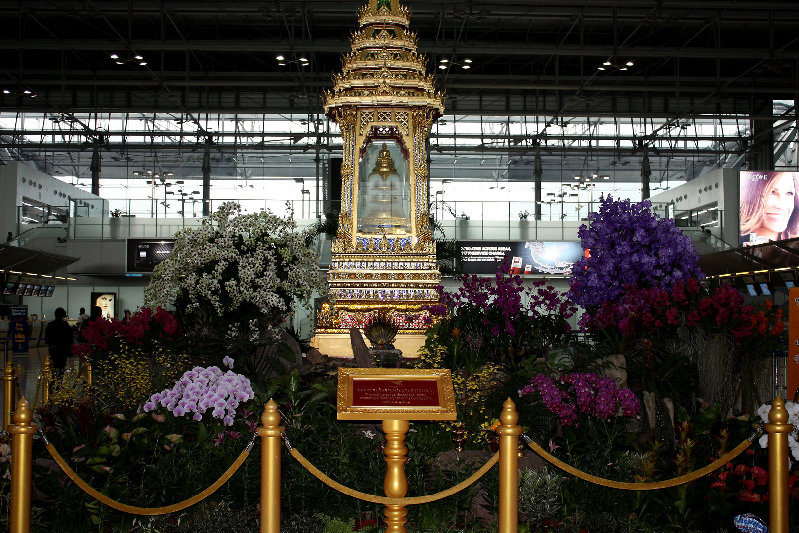 Ein Geisterhaus auf dem Flughafen Suvarnabhumi mit echten Orchideen