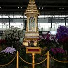 Ein Geisterhaus auf dem Flughafen Suvarnabhumi mit echten Orchideen