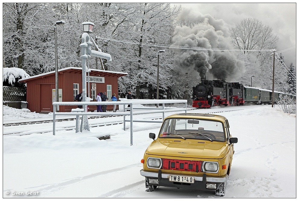 Ein gelber Wartburg im Schnee