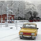 Ein gelber Wartburg im Schnee