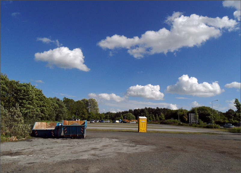 Ein gelbes Klo im Nirgendwo - aber blauer Himmel dazu