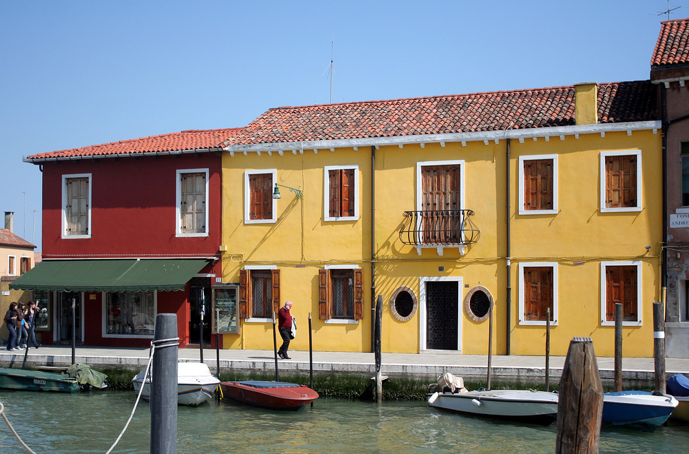 Ein gelbes und ein rotes Haus in Murano