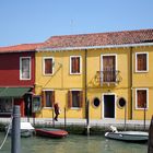 Ein gelbes und ein rotes Haus in Murano