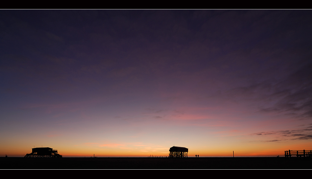 ein gewaltiger leuchtender abendhimmel