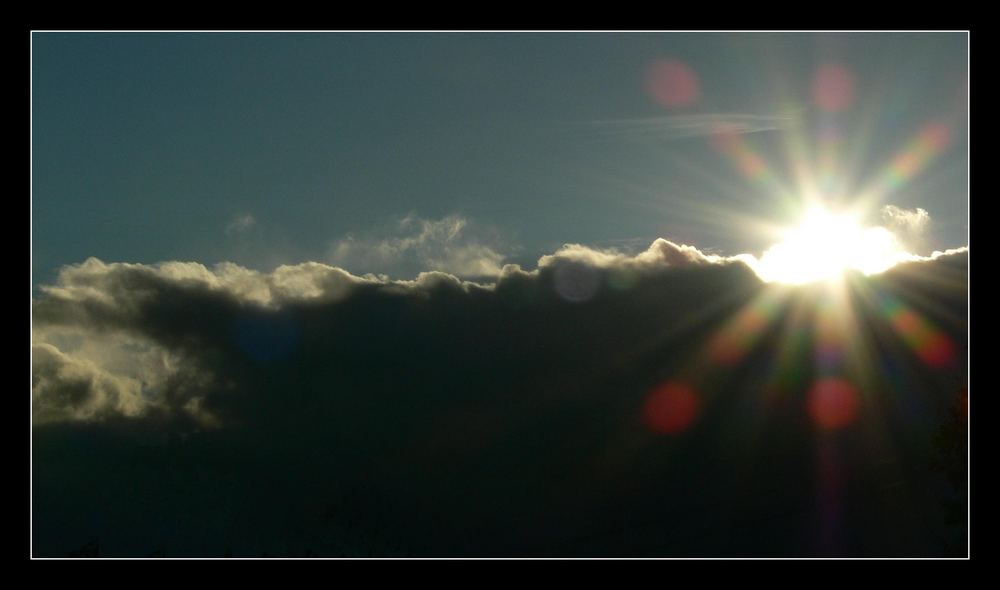 ..ein gewitter droht, doch die sonne gibt nicht auf...