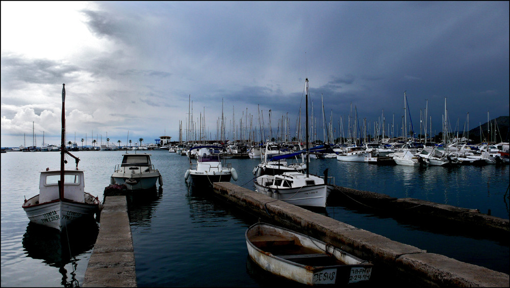 ein Gewitter nähert sich auf Port Alcudia