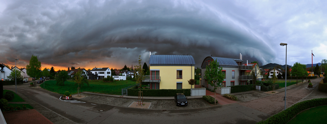 Ein Gewitter walzt heran! Shelfcloud über Bühl!