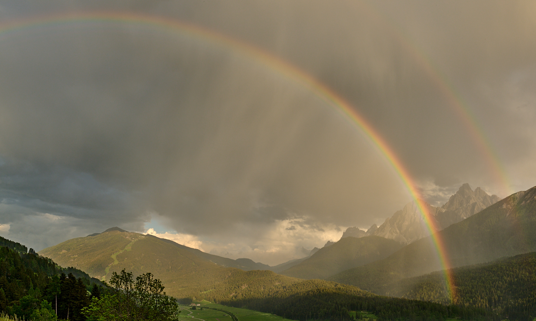 Ein Gewitter zog durch das Pustertal, (Südtirol) Es regnete in Strömen, dieses Schauspiel konnten...