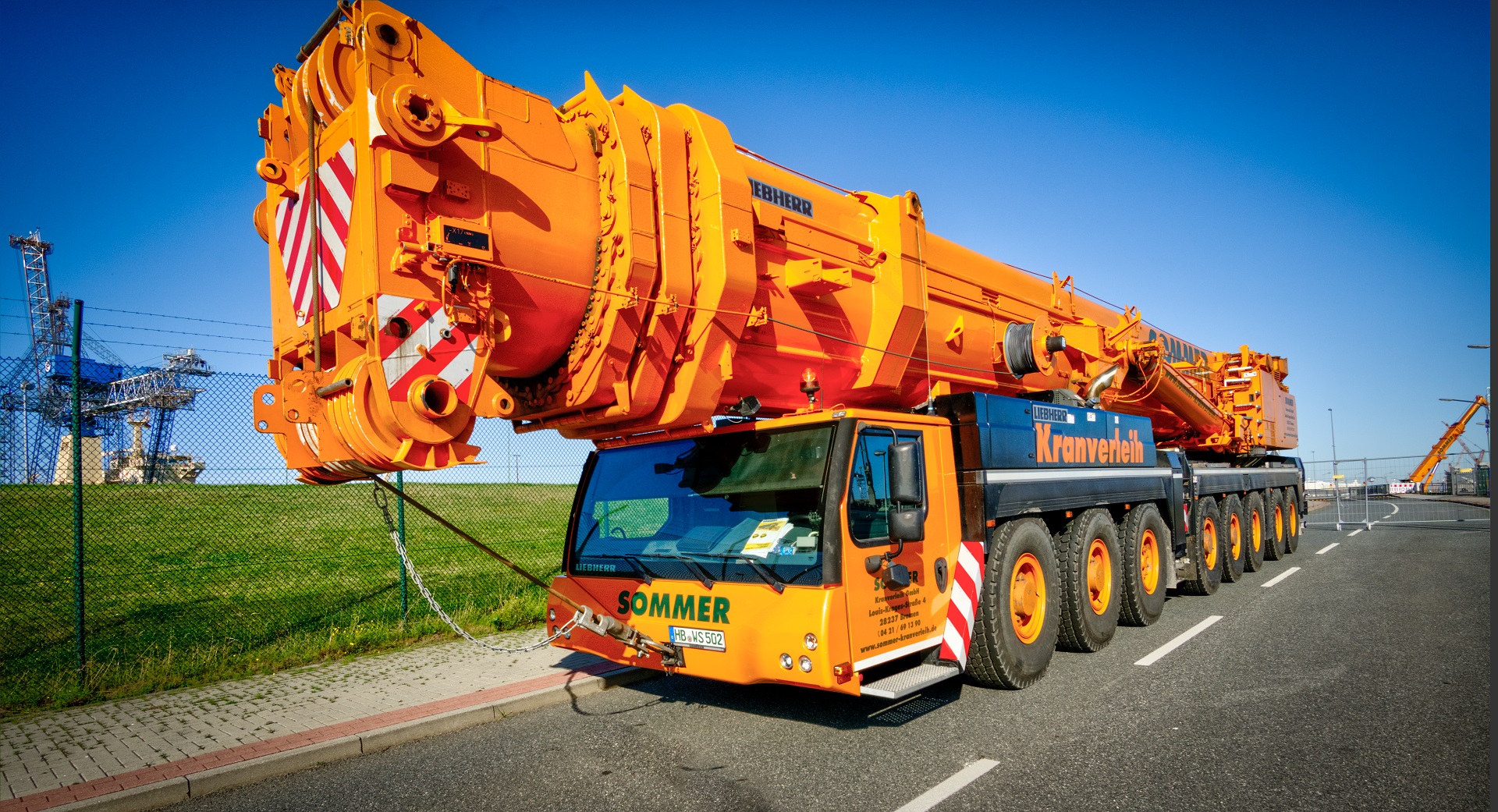 ein Gigant an der Kaiserschleuse  bremerhaven