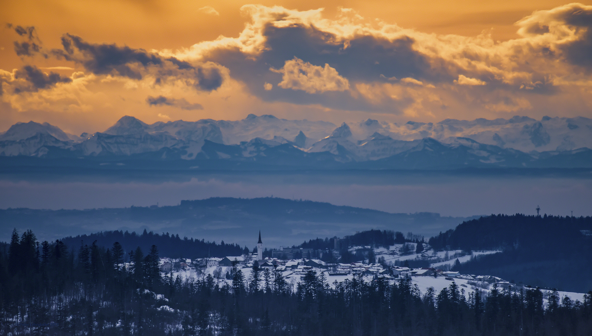 Ein gigantiascher Blick vom Bayerischen Wald auf die Alpen