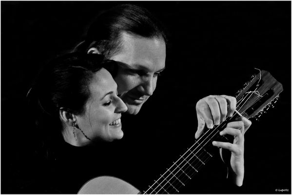 EIN GITARRENDUO MIT NUR EINER GITARRE