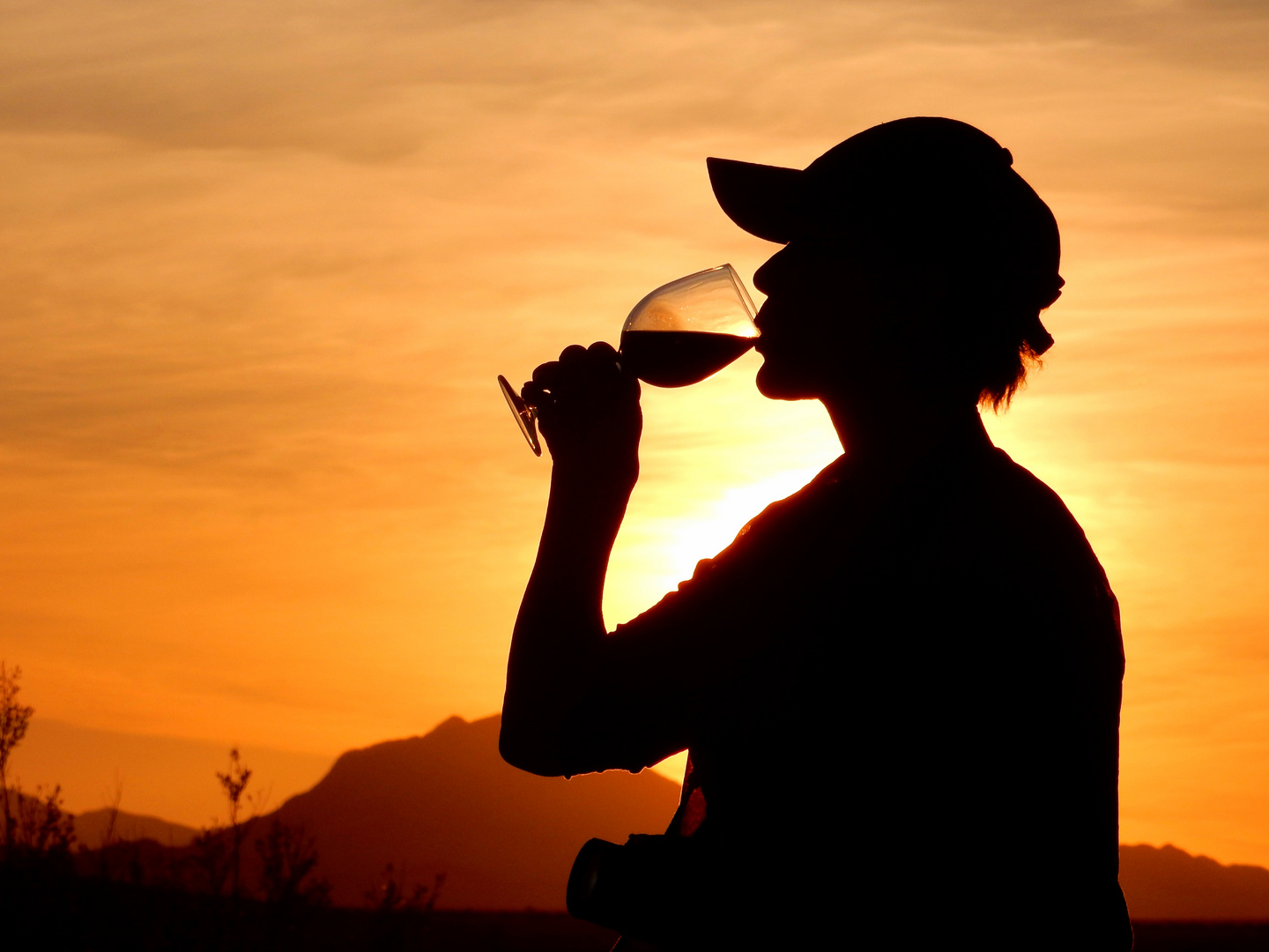 ein Gläschen Rotwein zum Sonnenuntergang