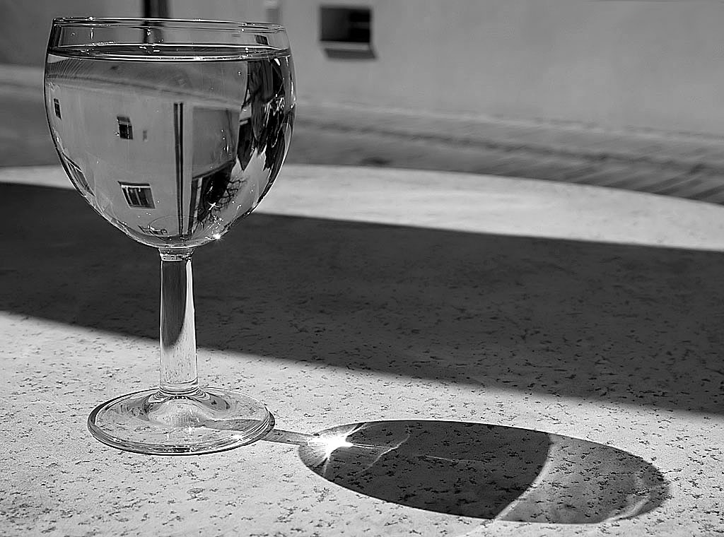 Ein Glas Wasser (s/w)