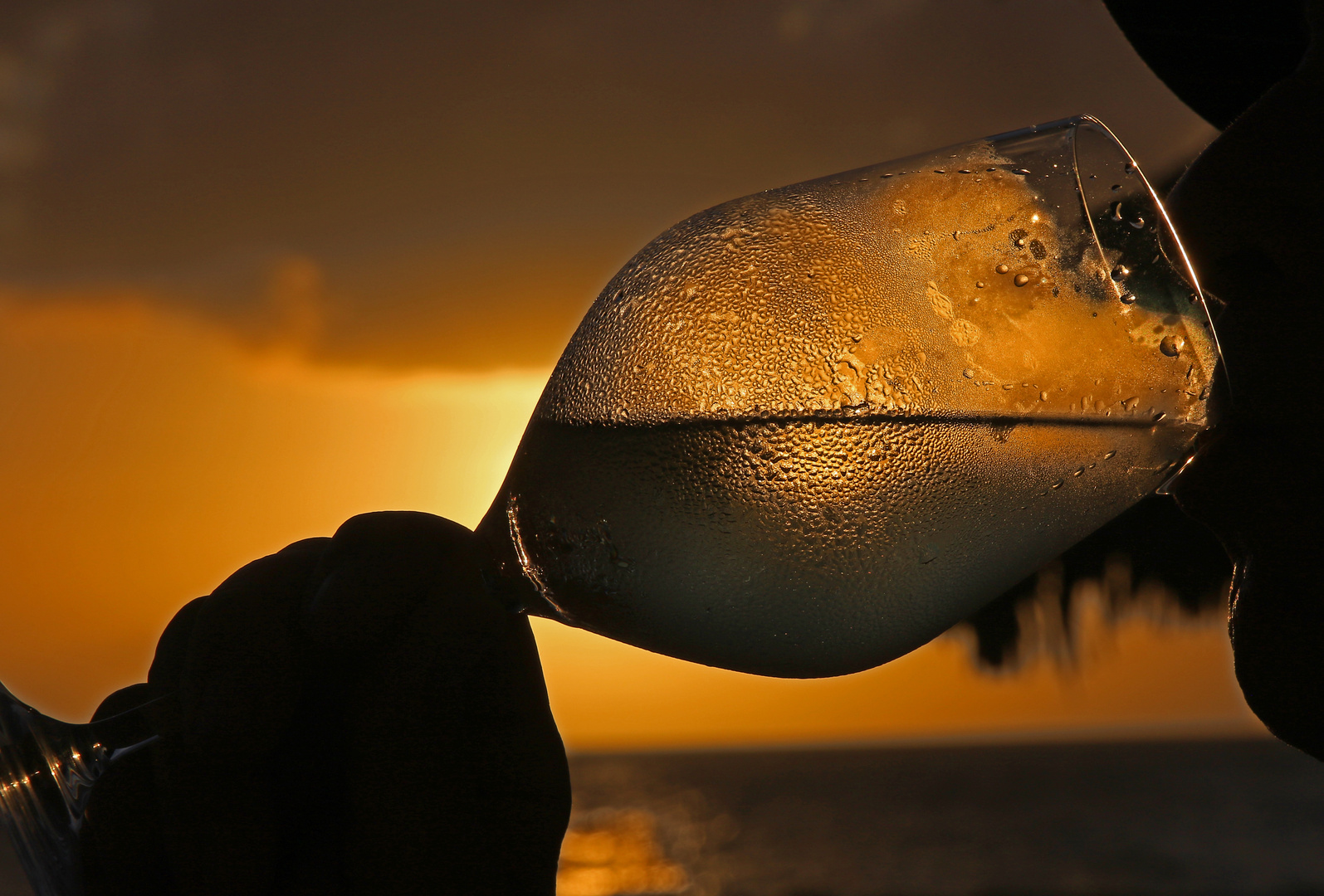 Ein Glas Wein zum Sonnenuntergang