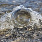 ein Glaskugel im Wasser Mantel, Glakugel Fotografie 