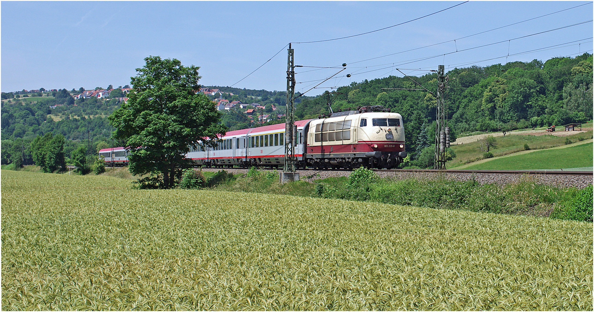 Ein (Gleis-) Bett im Kornfeld