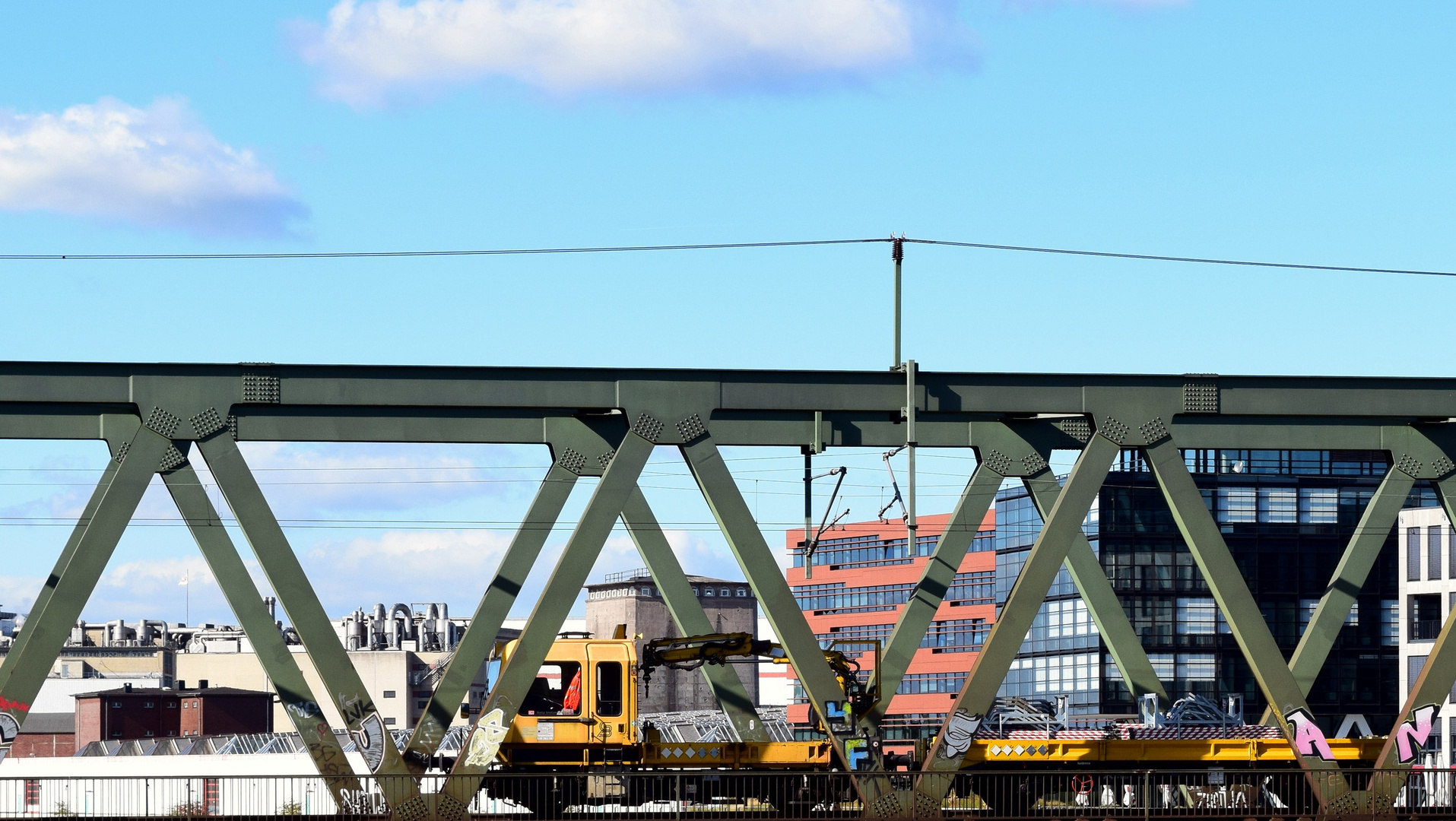 Ein Gleisbauzug auf der Eisenbahnbrücke 2016-10-04 (91) 