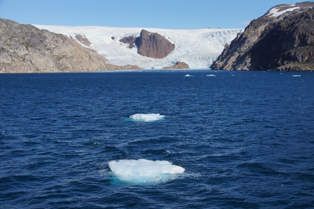 Ein Gletscher mündet in den Prins Christian Sund