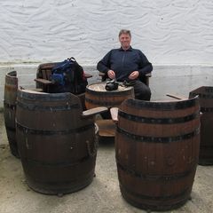 Ein glücklicher Besucher der Kilchoman Distillery