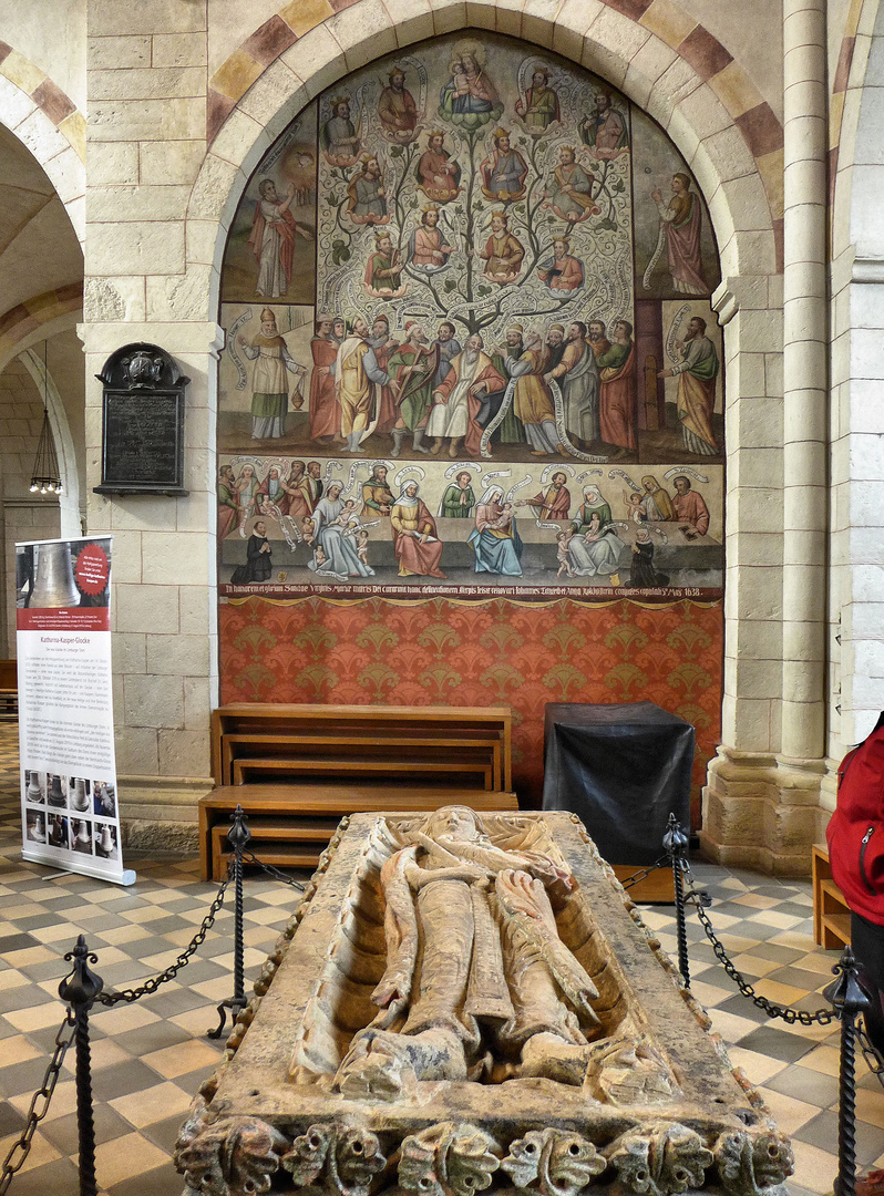 Ein Grabmal im Limburger Dom